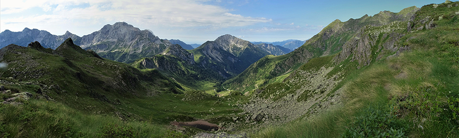 Vista panoramica dal sent. 270A nel tratto finale dal Passo della Marogella alla Cima di Mezzeno
